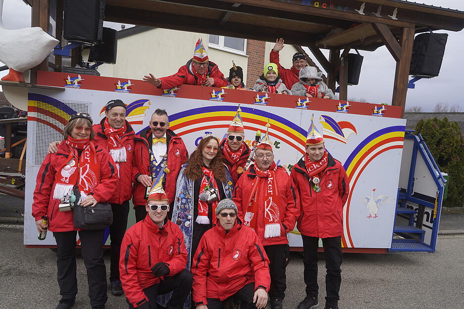 Auch die geschmückten Umzugswägen der Faschingsgruppen kommen beim Umzug zum Einsatz. Auch die geschmückten Umzugswägen der Faschingsgruppen kommen beim Umzug zum Einsatz.