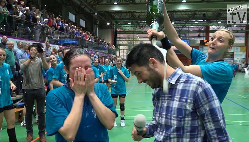 Die Gefahren im Leben eines Sportredakteurs: W&auml;hrend sich Interviewpartnerin Hannah Breitinger (links) noch den Sekt aus dem Gesicht wischt, kann Stimme-Redakteur Dominik Knobloch dem Angriff von Alena Vojt&iacute;&scaron;kov&aacute; nicht mehr entkommen. Nach dem Bundesliga-Aufstieg ist in der Ballei alles erlaubt.