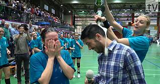 Die Gefahren im Leben eines Sportredakteurs: W&auml;hrend sich Interviewpartnerin Hannah Breitinger (links) noch den Sekt aus dem Gesicht wischt, kann Stimme-Redakteur Dominik Knobloch dem Angriff von Alena Vojt&iacute;&scaron;kov&aacute; nicht mehr entkommen. Nach dem Bundesliga-Aufstieg ist in der Ballei alles erlaubt.