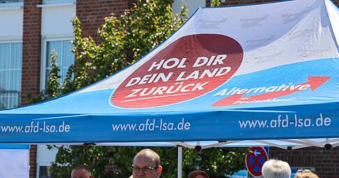 &laquo;Hol dir dein Land zur&uuml;ck&raquo;, steht auf dem Schirm am Stand. Auf den Stra&szlig;en in Sachsen-Anhalt hat die AfD inzwischen eine Menge Land erobert.