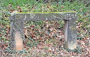 Dieser eher unscheinbare steinerne Zeitzeuge, die Gruhe, steht an der Straße nach Kirchhausen. Die Sandsteinbank wurde einst für Pausen genutzt.