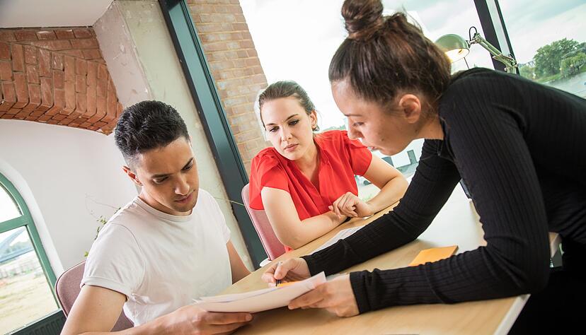 Schutz f&uuml;r Arbeitnehmer: Gewerkschaften beraten ihre Mitglieder in tarif- und arbeitsrechtlichen Dingen - etwa bei Abmahnungen oder einer K&uuml;ndigung.