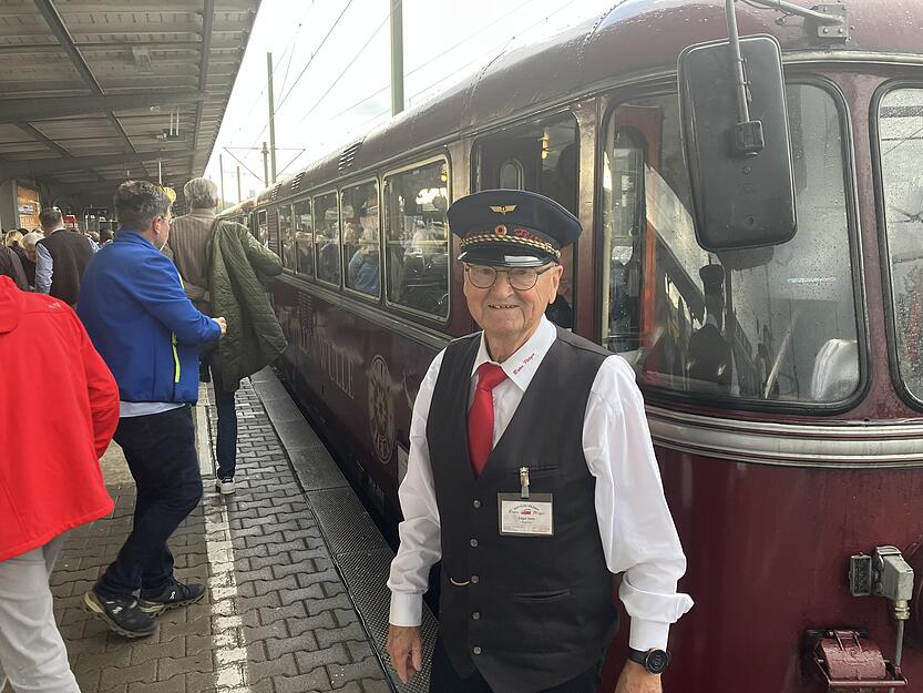 Etwa 260 Wasenfans aus dem Raum Heilbronn sind am Dienstag mit dem historischen Schienenbus zum Volksfest nach Stuttgart gereist.