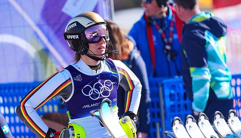 Fassungslos im Zielbereich: Lena Dürr war im Slalom auf Medaillenkurs, dann fädelte sie am ersten Tor ein. Fassungslos im Zielbereich: Lena Dürr war im Slalom auf Medaillenkurs, dann fädelte sie am ersten Tor ein.