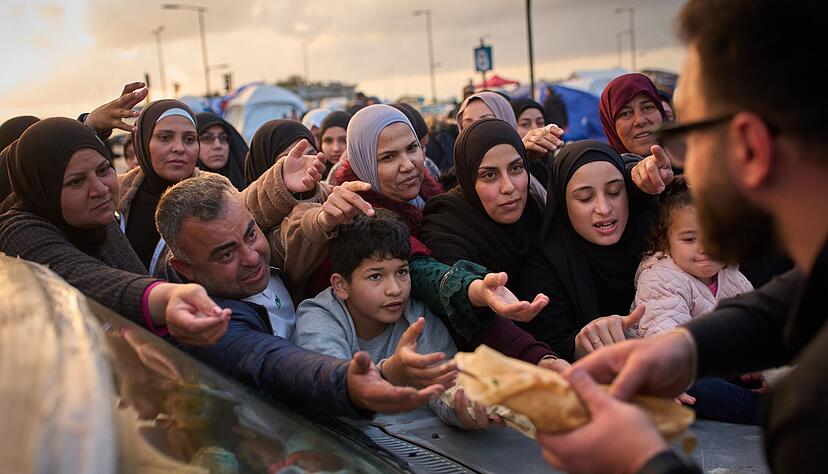 Die humanitäre Situation im Libanon ist prekär. Hier hoffen Vertriebene auf Lebensmittel. Die humanitäre Situation im Libanon ist prekär. Hier hoffen Vertriebene auf Lebensmittel.