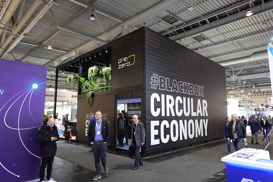 Am Stand von PreZero: Von au&szlig;en ein schwarzer Block mit dem Hashtag Blackbox Circular Economy, innen die Aufl&ouml;sung: Green Future. Julia Bechtel hat das Konzept mit erarbeitet.