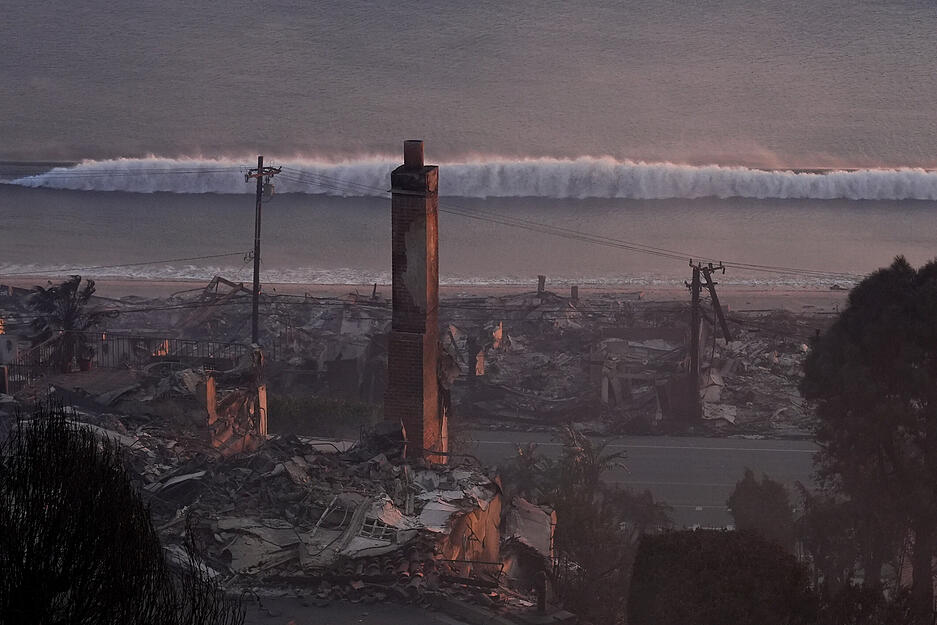 Durch das Palisades-Feuer zerstörte Häuser stehen am Strand. Durch das Palisades-Feuer zerstörte Häuser stehen am Strand.