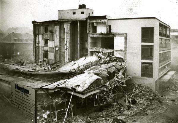 Bild 2: Nach der Sprengung bleiben zunächst das Treppenhaus und der Anbau in der Deutschhofstraße stabil. Die vier Stockwerke des Kaufhauses im Vordergrund sind in sich zusammen gebrochen.