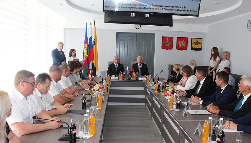 September 2019: Die Oberbürgermeister Igor Dyachenko (links) und Harry Mergel unterzeichnen im Beisein von Stadträten beider Kommunen den Partnerschaftsvertrag. Im Mai 2020 wurde der Vertrag in Heilbronn gegengezeichnet. September 2019: Die Oberbürgermeister Igor Dyachenko (links) und Harry Mergel unterzeichnen im Beisein von Stadträten beider Kommunen den Partnerschaftsvertrag. Im Mai 2020 wurde der Vertrag in Heilbronn gegengezeichnet.