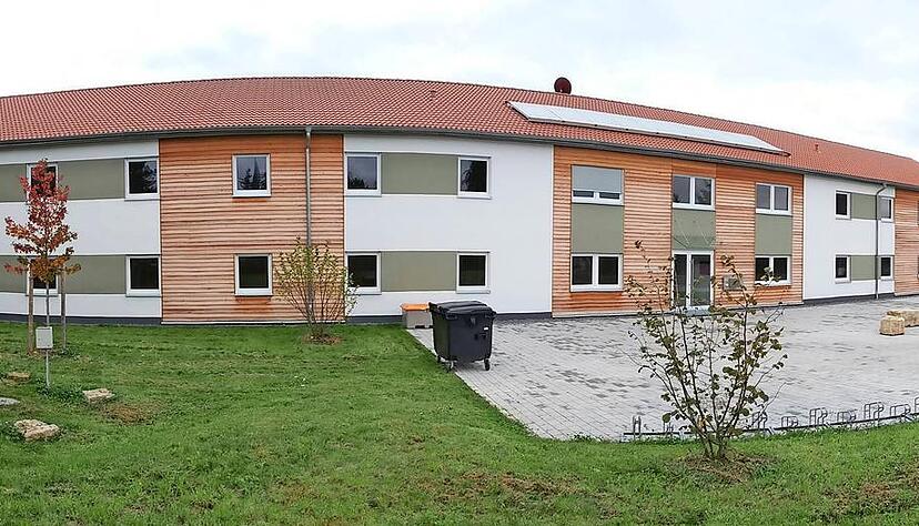 Das Heim in Neckarwestheim soll nun an eine Straßenbaufirma vermietet werden, die am Autobahnbau beteiligt ist. Mitarbeiter des Unternehmens sollen hier in den nächsten drei Jahren logieren.
Foto: Rolf Muth Das Heim in Neckarwestheim soll nun an eine Straßenbaufirma vermietet werden, die am Autobahnbau beteiligt ist. Mitarbeiter des Unternehmens sollen hier in den nächsten drei Jahren logieren.
Foto: Rolf Muth