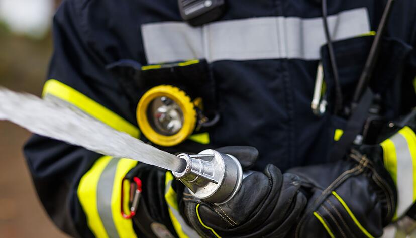 Mehr als 30 Feuerwehrleute waren laut Polizei vor Ort im Einsatz. (Symbolbild)