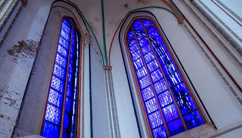 Zwei der vier von G&uuml;nther Uecker gestalteten gro&szlig;en farbigen Glasfenster im Schweriner Dom.