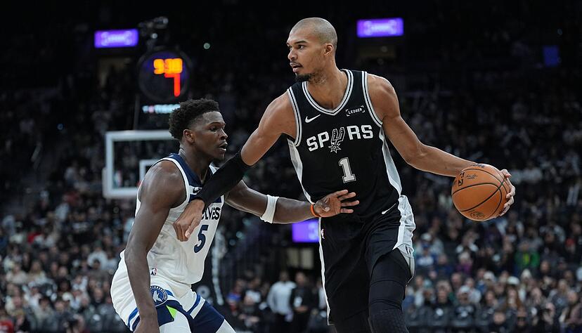 Edwards (links) kam auf 55 Punkte, Wembanyama aber war am Ende der Gewinner.