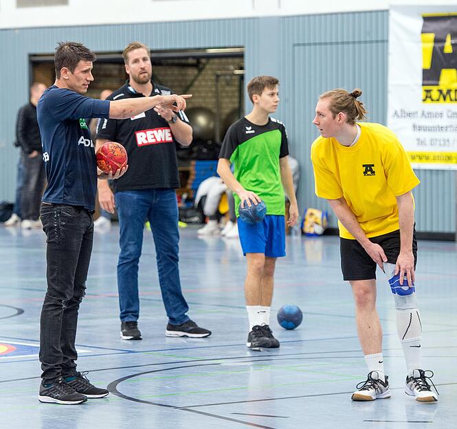 Andy Schmid gibt Kreisläufer Pascal Thiele Tipps.