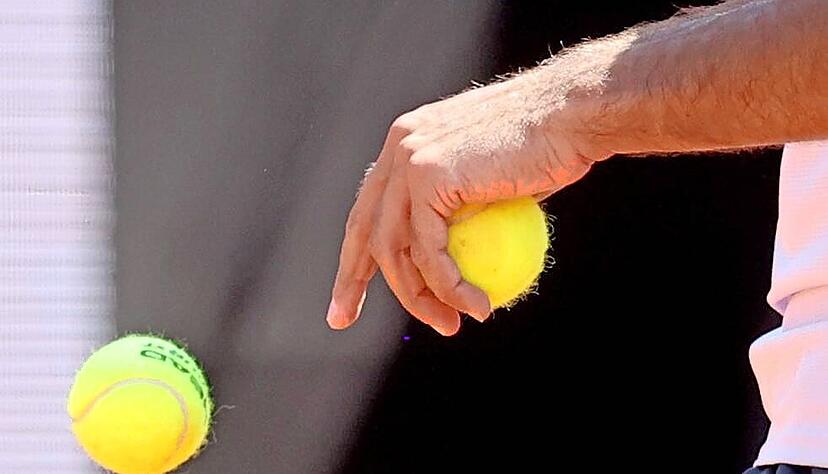 Im Umgang mit dem Spielgerät ist beim Tennis (Fingerspitzen-)Gefühl gefragt.