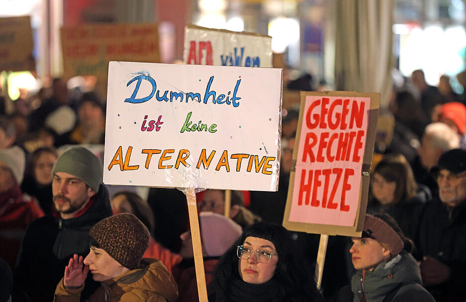 Rund 1000 Teilnehmer bei Demonstration gegen Rechts in Neckarsulm Rund 1000 Teilnehmer bei Demonstration gegen Rechts in Neckarsulm