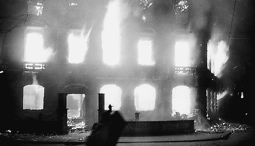 Max Richard Platte zog damals tatsächlich mit der Kamera durch die brennende Stadt. Auf seinen Bildern sind Menschen oft nur schemenhaft zu erkennen. Max Richard Platte zog damals tatsächlich mit der Kamera durch die brennende Stadt. Auf seinen Bildern sind Menschen oft nur schemenhaft zu erkennen.