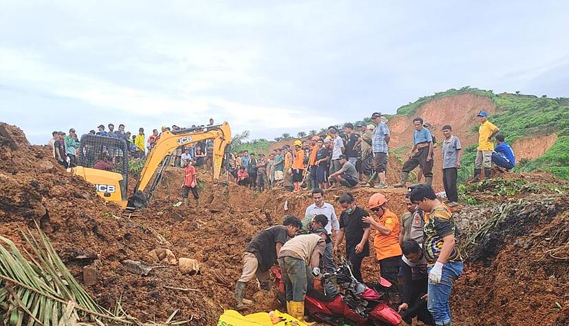 Rettungskr&auml;fte in Nordsumatra suchen nach Opfern.