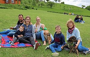 Mit Kindern und Hunden aus Obersulm zur Hohenloher Scheune: Alex und Tamara Rose (Mitte) mit ihren Söhnen Luca, Luis und Lenny, Isolde (re.) und Felia Krammer. Mit Kindern und Hunden aus Obersulm zur Hohenloher Scheune: Alex und Tamara Rose (Mitte) mit ihren Söhnen Luca, Luis und Lenny, Isolde (re.) und Felia Krammer.