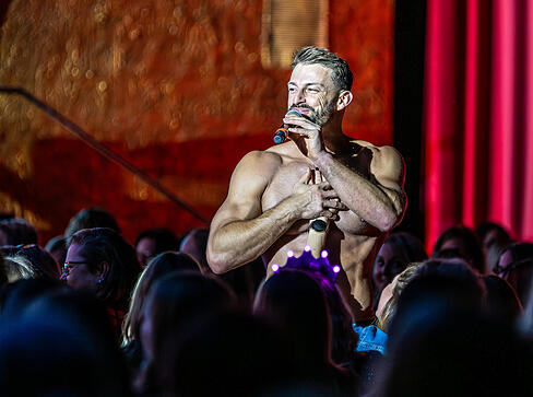 Ganz viel nackte Haut gibt es beim Auftritt der Sixx Paxx in der Heilbronner Harmonie. Ganz viel nackte Haut gibt es beim Auftritt der Sixx Paxx in der Heilbronner Harmonie.