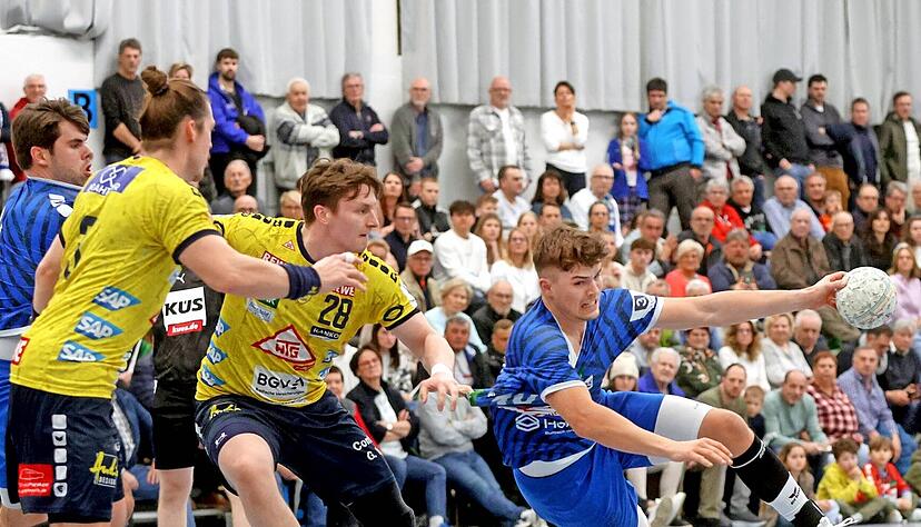 Nick Fr&ouml;hlich liegt quer in der Luft. Der Horkheimer Top-Torsch&uuml;tze kam am Ende auf zehn Treffer im Duell mit den Rhein-Neckar L&ouml;wen.