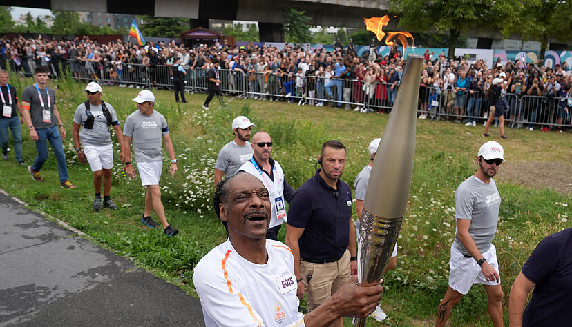 Der US-amerikanische Rapper Snoop Dogg tauchte schon als Fackelträger bei Olympia 2024 auf.