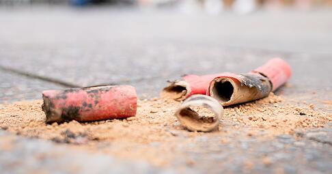 Ein explodierter Böller liegt auf einer Straße. Ein explodierter Böller liegt auf einer Straße.