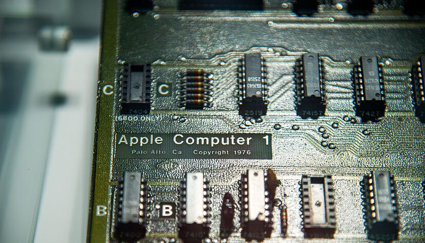 1976: Der Apple I wurde noch ohne ein Gehäuse oder eine Tastatur ausgeliefert. 1976: Der Apple I wurde noch ohne ein Gehäuse oder eine Tastatur ausgeliefert.