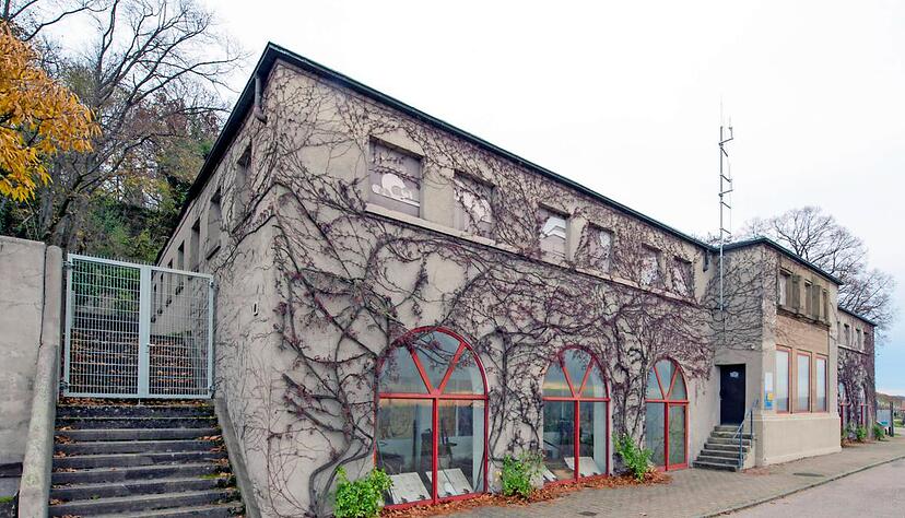 Der Wasserhochbehälter am Wartberg wurde 1926 nach zweijähriger Bauzeit eingeweiht. Die beiden Kammern fassen jeweils 950 Kubikmeter Trinkwasser. Im Raum mit den roten Fensterrahmen sind Weinbau-Exponate ausgestellt.Fotos: Mario Berger