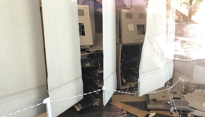 Die beiden Bankautomaten im Vorraum der Kreissparkassen-Filiale wurden durch die Explosion komplett zerstört. Foto: Adrian Hoffmann