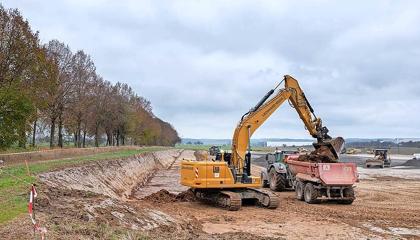 Gnadenloser Biss der Baggerzähne: Zunehmende Flächenversiegelung − wie hier für die Gewerbepark-Erweiterung − ist angesichts der Klimakatastrophe fatal und sorgt unter anderem für weniger Biodiversität sowie Probleme bei Starkregen.
Foto: privat