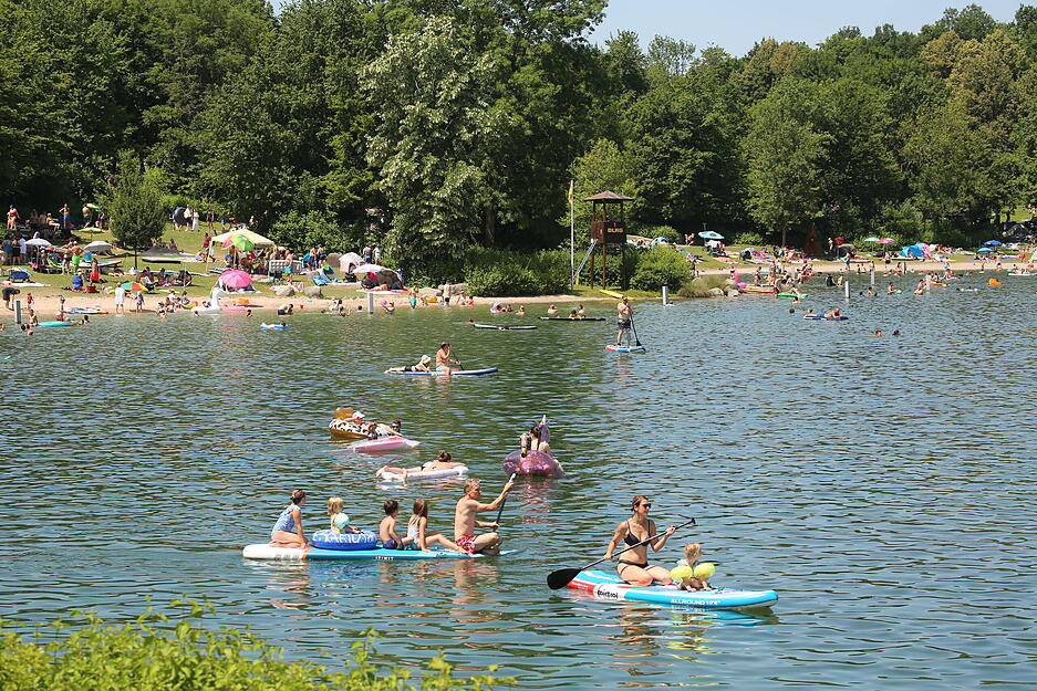 Auf dem Breitenauer See suchen viele Menschen Abkühlung. Die vorhergesagten 35 Grad wurden im Raum Heilbronn am Sonntag erreicht. Auf dem Breitenauer See suchen viele Menschen Abkühlung. Die vorhergesagten 35 Grad wurden im Raum Heilbronn am Sonntag erreicht.