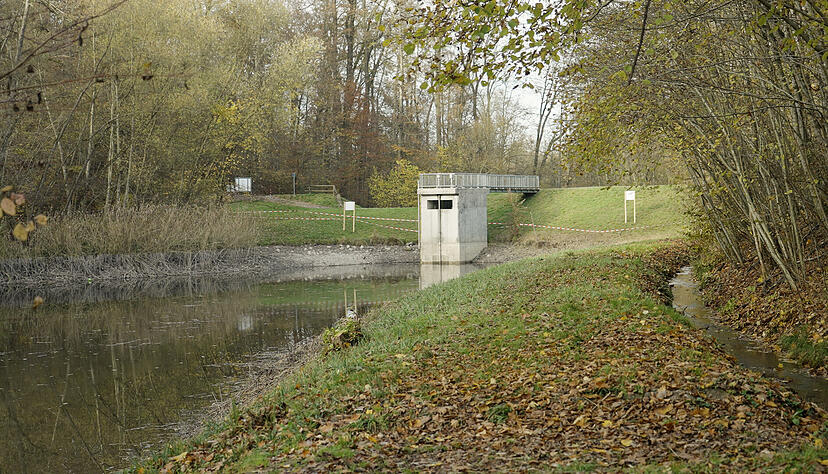 10.500 Kubikmeter Wasser hat der Köpferstausee im reinen Dauerstau. Bei Hochwasser fasst er bis zu 20.300 Kubikmeter.
