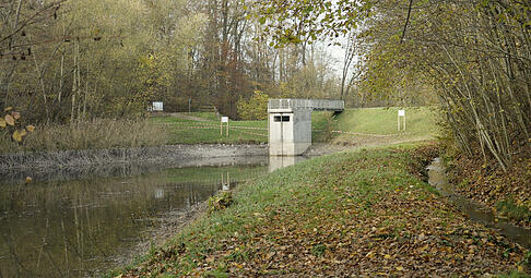 10.500 Kubikmeter Wasser hat der K&ouml;pferstausee im reinen Dauerstau. Bei Hochwasser fasst er bis zu 20.300 Kubikmeter.