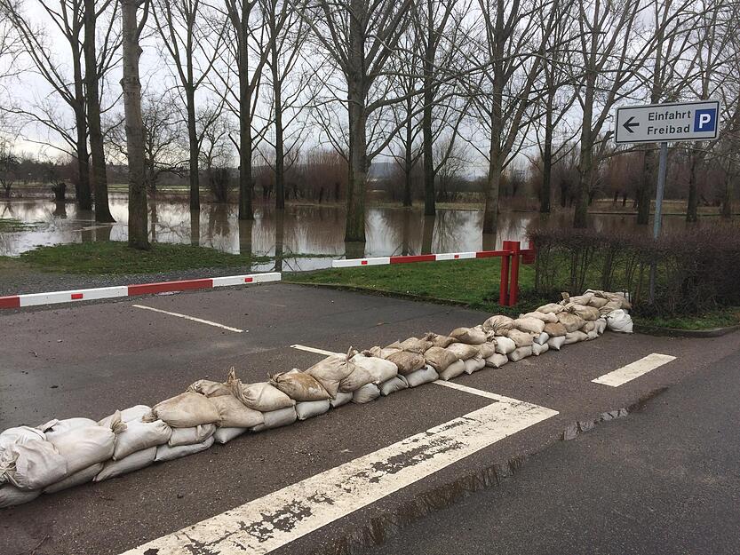 Straßen wegen Hochwasser gesperrt Straßen wegen Hochwasser gesperrt