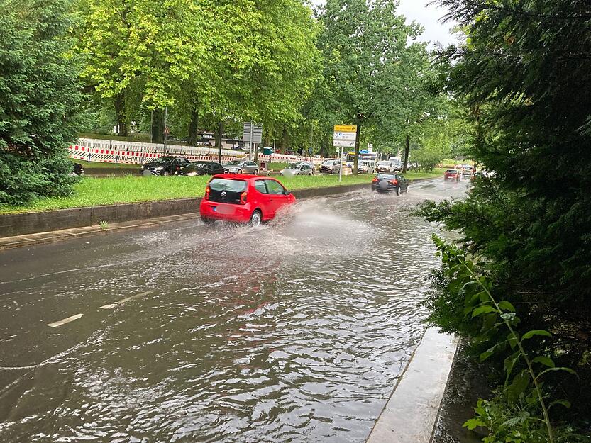 Während des Unwetters sind in Heilbronn noch viele Autos unterwegs. Während des Unwetters sind in Heilbronn noch viele Autos unterwegs.
