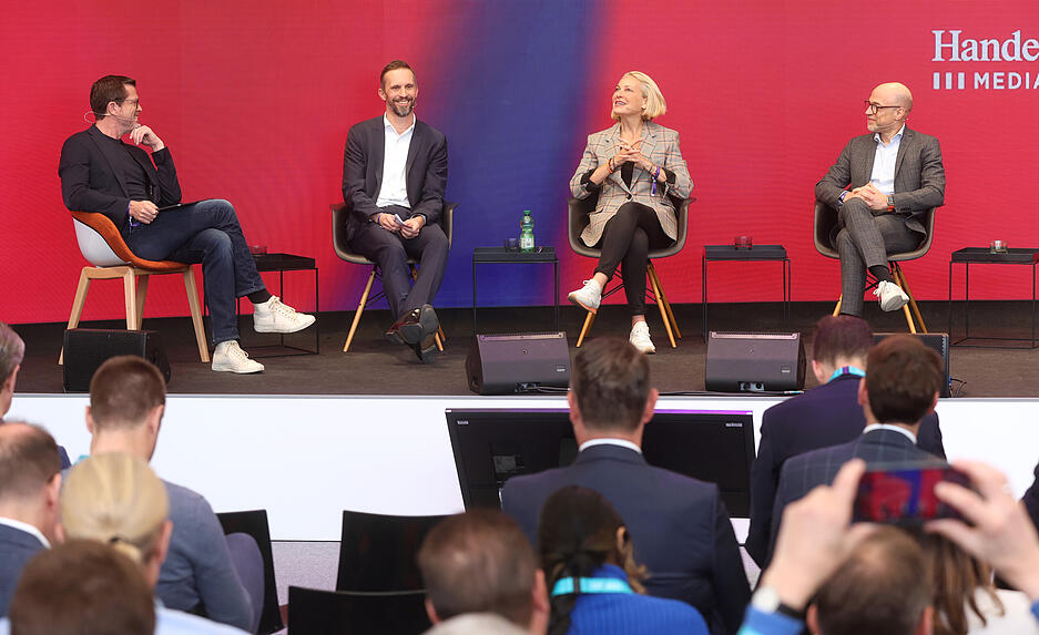 Auf der Tech diskutieren (von links): Karl-Theodor zu Guttenberg, Florian Hager (ARD), Miriam Meckel (Ada), Sebastian Matthes (Handelsblatt) Auf der Tech diskutieren (von links): Karl-Theodor zu Guttenberg, Florian Hager (ARD), Miriam Meckel (Ada), Sebastian Matthes (Handelsblatt)
