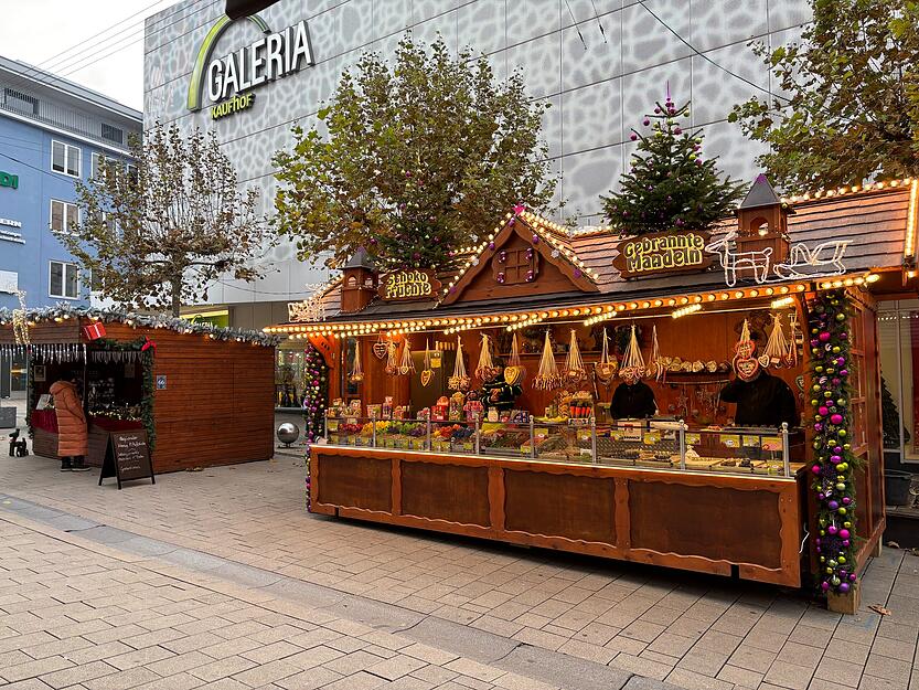 Vor der Galeria Heilbronn befindet sich der Stand von Karl Traber. Er verkauft auf dem Weihnachtsmarkt 2024 auch erstmalig Dubai-Schoko-Früchte. Aber nur einer von zehn Kunden würde die Variante mit der Dubai-Schokolade kaufen.