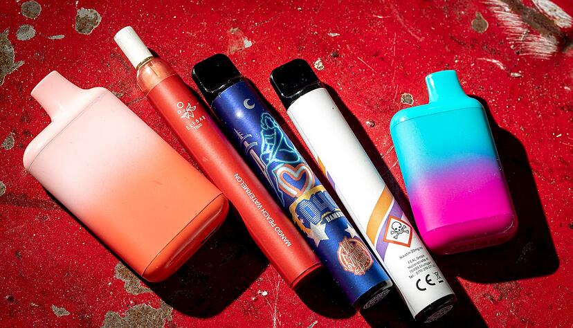 Ab 18. Februar 2027 d&uuml;rfen Einweg-E-Zigaretten mit festverbauter Batterie nicht mehr neu in den Handel gebracht werden.