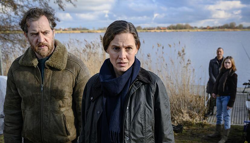Frank Weller (Tom Radisch) und Ann Kathrin Klaasen (Picco von Groote) ermitteln am Tatort.