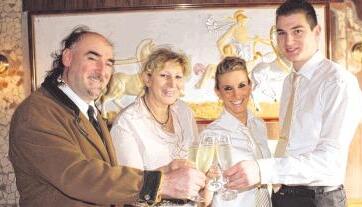 Seit 25 Jahren Gastronomie in Öhringen (von links): Jannis, Lina, Smaragda und Pana Adiopoulos vom Jannis Orakel Restaurant.Foto: Juergen Koch