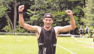 Uwe Wiedemann jubelte schon 100 Meter vor dem Ziel. Er brauchte weniger als eine Stunde für 500 Meter Schwimmen, 20 Kilometer Rad und 5 Kilometer Laufen.