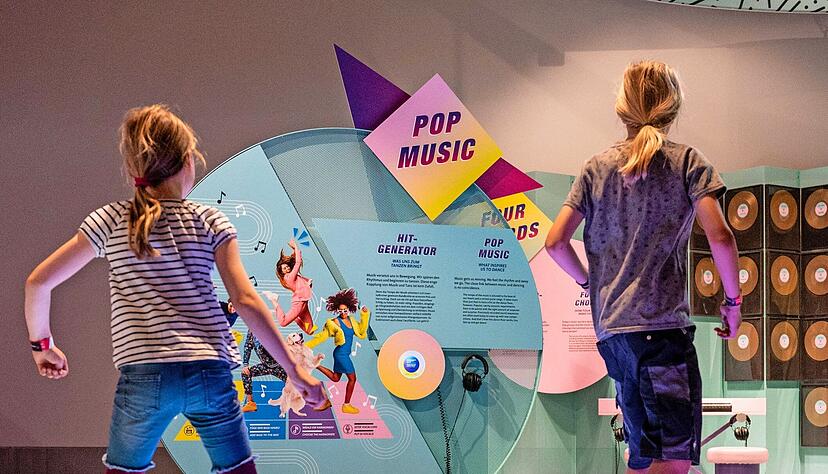 Unter den Besuchern der Sonderausstellung sind auch viele Kinder und Schulklassen.