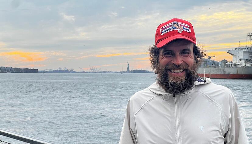 Jonas Deichmann, Extremsportler aus Deutschland, steht vor der New Yorker Skyline.