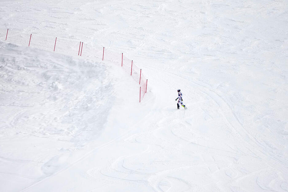 Eigentlich sollte es der größte Erfolg Atle Lie McGrath werden. Nach dem ersten Durchgang war der Norweger auf Goldkurs im Slalom. Dann folgt die Ernüchterung, denn im zweiten Lauf fädelt der 25-Jährige in eine der Stangen ein – das Aus für den Sportler. Wutentbrannt schnallt er sich die Skier ab, wirft seine Stöcke weg und stapft mitten auf der Strecke durch den Schnee, um sich abzureagieren. Eigentlich sollte es der größte Erfolg Atle Lie McGrath werden. Nach dem ersten Durchgang war der Norweger auf Goldkurs im Slalom. Dann folgt die Ernüchterung, denn im zweiten Lauf fädelt der 25-Jährige in eine der Stangen ein – das Aus für den Sportler. Wutentbrannt schnallt er sich die Skier ab, wirft seine Stöcke weg und stapft mitten auf der Strecke durch den Schnee, um sich abzureagieren.