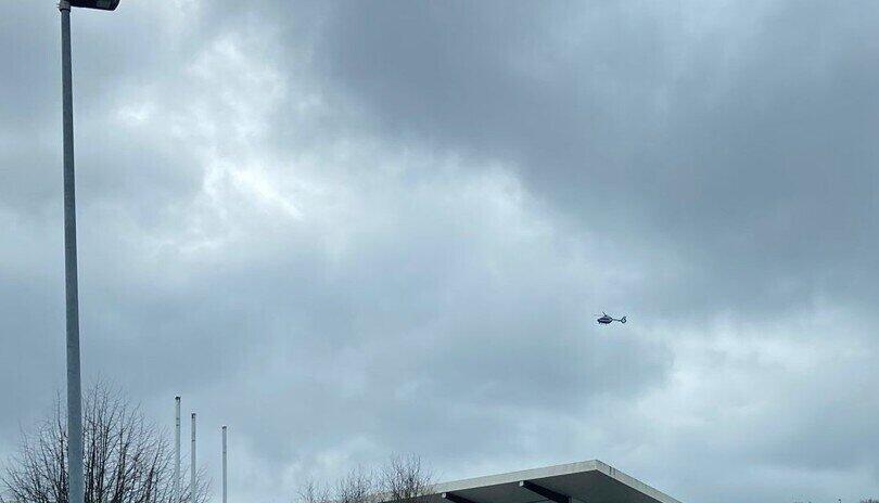 Mit einem Hubschrauber sucht die Polizei am Sonntag nach einem Vermissten aus Massenbachhausen.