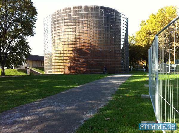 Seit Montag sichert ein Bauzaun das 1300 Quadratmeter große Hotel-Baufeld. Der Fuß- und Radweg wird zwischen Baufeld und Bollwerksturm entlanggeführt, die Anschlüsse zu den Fußgängerüberwegen in der Mannheimer und in der Gerberstraße bleiben erhalten. Seit Montag sichert ein Bauzaun das 1300 Quadratmeter große Hotel-Baufeld. Der Fuß- und Radweg wird zwischen Baufeld und Bollwerksturm entlanggeführt, die Anschlüsse zu den Fußgängerüberwegen in der Mannheimer und in der Gerberstraße bleiben erhalten.