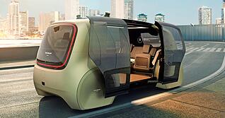 Level 1 Das Auto assistiert dem Fahrer. Der Fahrer lenkt, bremst und beschleunigt weiterhin selbst, er trägt die volle Verantwortung. Einfache Systeme wie ein Tempomat, der bewirkt, dass eine bestimmte Geschwindigkeit gehalten wird, unterstützen ihn. Auch Notbremssysteme, die einen drohenden Unfall erkennen und das Fahrzeug selbst abbremsen, gehören dazu. Level 1 Das Auto assistiert dem Fahrer. Der Fahrer lenkt, bremst und beschleunigt weiterhin selbst, er trägt die volle Verantwortung. Einfache Systeme wie ein Tempomat, der bewirkt, dass eine bestimmte Geschwindigkeit gehalten wird, unterstützen ihn. Auch Notbremssysteme, die einen drohenden Unfall erkennen und das Fahrzeug selbst abbremsen, gehören dazu.