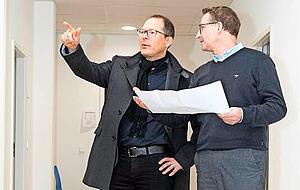 Frank Berkenhoff (l.) und Johannes Straub inspizieren die R&auml;ume.