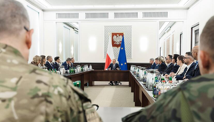 Polens Ministerpr&auml;sident Donald Tusk berief nach dem Vorfall eine au&szlig;erordentliche Regierungssitzung mit Vertretern des Milit&auml;rs ein.